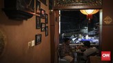 Toko tembakau dengan konsep seperti Mukti Cafe merupakan satu2 nya di Semarang, tak heran banyak warga lokal maupun wisatawan dari berbagai daerah hingga wisatan asing datang berkunjung. (CNN Indonesia/ Hesti Rika)