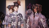 Itang Yunasz menghadirkan koleksi terbarunya yang bernuansa tribal. (Yuchen Liao/Getty Images for Indonesian Diversity/AFP)