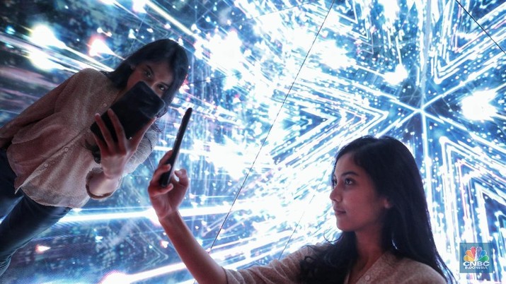 Pengunjung berswa foto di wahana Visual bertajuk Orient Kaleidoscope di Central Park Mall, Jakarta Barat, Jum'at (8/2). Wahana tersebut ramai dikunjungi masyarakat untuk berfoto selfie dan menikmati seni 3D. (CNBC Indonesia/Andrean Kristianto)