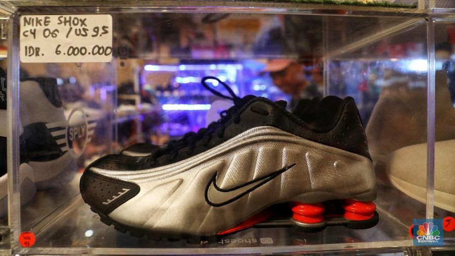 Para penggemar sneaker memanfaatkan ajang ini untuk berburu sepatu limited edition yang hanya ditawarkan di sini. (CNBC Indonesia/Andrean Kristianto)