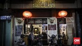 Didekat gerbang Pecinan Semarang terdapat kafe unik yang menyajikan sesuatu yang berbeda, sebuah kafe yang tidak hanya menyajikan kopi tapi juga beragam jenis tembakau dari seluruh nusantara. (CNN Indonesia/ Hesti Rika)