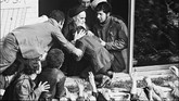 Ayatollah Khomeini baru bisa kembali ke Iran ketika revolusi meletus pada 1979. (Photo by GABRIEL DUVAL / AFP)