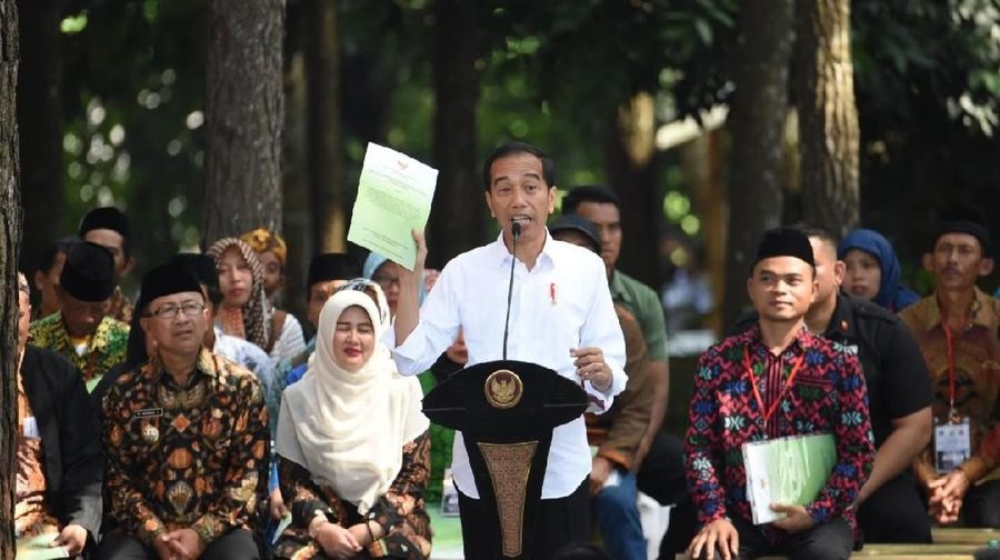 Presiden Joko Widodo (Jokowi) kembali menyerahkan Surat Keputusan (SK) Perhutanan Sosial kepada masyarakat.