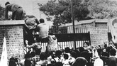 Pendukung revolusi Iran juga menyerbu kedutaan besar AS di Tehran pada 4 November 1979. Kini gedung itu menjadi markas Garda Revolusi Iran. (Photo by STR / IRNA / AFP)