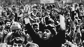 Pendukung fanatik Ayatollah Khomeini membentuk milisi yang menjadi dasar Pasukan Garda Revolusi. (Photo by - / AFP)