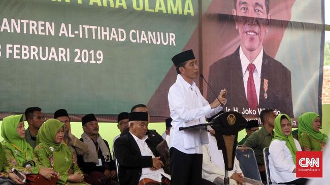 Di Alun-alun Cianjur, Jokowi Beli Lukisan Senilai Rp10 Juta