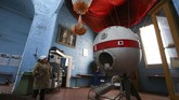 Pemuka agama di Pereyaslav-Khemlnytsky mengatakan kalau kepercayaan terhadap ilmu pengetahuan seharusnya bisa bersanding dengan kepercayaan terhadap Tuhan, bukan saling menjatuhkan satu sama lain. (AFP Photo/Aleksey Filippov)