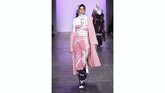 Koleksi Dian Pelangi sendiri banyak didominasi dengan sentuhan warna pink lembut dan aksesori bertulisan namanya. (Yuchen Liao/Getty Images for Indonesian Diversity/AFP)