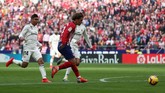 Atletico Madrid kemudian menyamakan kedudukan lewat gol Antoine Griezmann pada menit ke-25. Gol tersebut juga berbau kontroversi karena Angel Correa melanggar Vinicius sebelum Griezmann mencetak gol. (REUTERS/Sergio Perez)