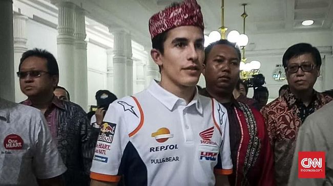Datang ke Bandung, Marc Marquez Kenakan Iket Sunda