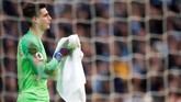 Kepa Arrizabalaga menyeka keringat dan membersihkan muka dengan handuk setelah kebobolan untuk kali keempat. (Action Images via Reuters/Carl Recine)