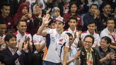 Pebalap MotoGP Marc Marquez melambaikan tangan kepada penggemarnya saat berkunjung di Saung Angklung Udjo. Marquez hadir di Bandung setelah menjalani tes pramusim MotoGP 2019 di Sepang, Malaysia. (ANTARA FOTO/M Agung Rajasa)