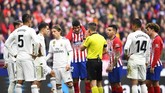 Kontroversi kembali terjadi pada menit ke-57 ketika gol Atletico Madrid Alvaro Morata dianulir wasit Xavier Estrada karena offside setelah melihat VAR. (GABRIEL BOUYS / AFP)