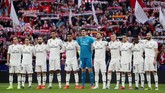 Para pemain Real Madrid mengheningkan cipta sebelum melawan Atletico Madrid di Stadion Wanda Metropolitano, Sabtu (9/2), untuk mengenang mendiang Isacio Calleja yang meninggal 4 Februari lalu. (REUTERS/Susana Vera)