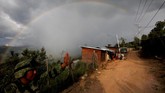 Seorang tentara melambaikan tangan ke penduduk setempat di dekat daerah tempat tentara menemukan perkebunan opium ilegal di Sierra Madre del Sur, di negara bagian selatan Guerrero, Meksiko. (REUTERS/Carlos Jasso).