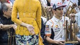 Selain bermain angklung Marc Marquez juga sempat bernyanyi lagu berbahasa Spanyol dengan judul Besame Mucho. (ANTARA FOTO/M Agung Rajasa)