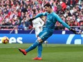 Courtois Dilempari Fan Atletico Tikus Mainan di Derby Madrid
