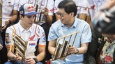 Marc Marquez diperkenalkan dengan alat musik angklung dalam kunjungan ke Saung Angklung Udjo, Bandung. (ANTARA FOTO/M Agung Rajasa)