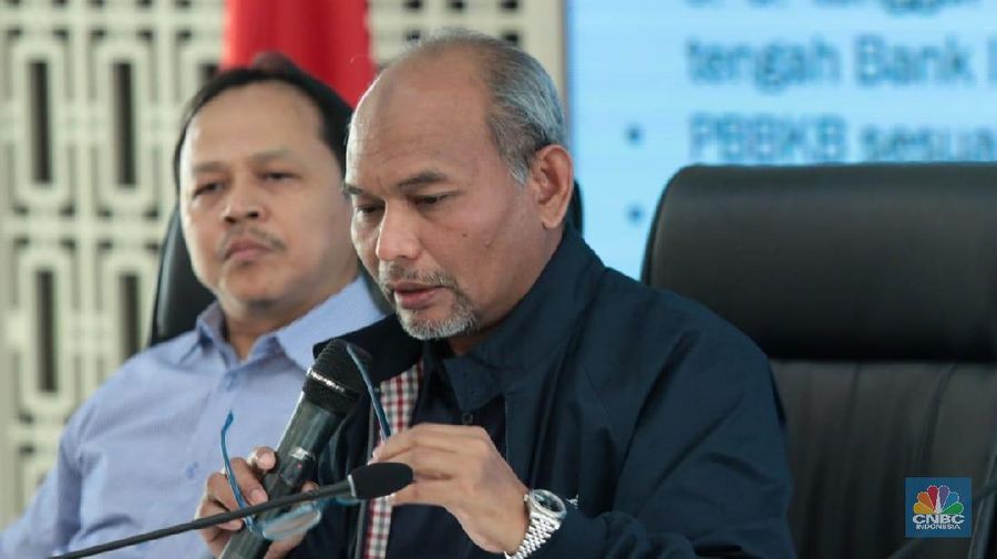 Direktur Jenderal Migas Djoko Siswanto memberi keterangan pers tentang Penurunan Harga dan Kebijakan Formula Harga BBM Umum di Ruang Sarulla Gedung Kementerian ESDM, Jakarta, Minggu (10/2).