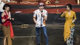 Marc Marquez (tengah) bernyanyi menghibur penggemar di Saung Angklung Udjo. Marquez juga sempat joget ketika penyanyi membawakan lagu Despacito. (ANTARA FOTO/M Agung Rajasa)
