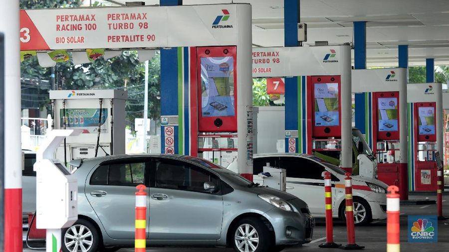 Pengendara mengisi BBM di Salah satu SPBU, Kuningan, Jakarta, Minggu (10/2). (վ/Muhammad Sabki)