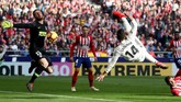 Laga berjalan 16 menit Real Madrid berhasil unggul lewat gol salto Casemiro. Gol tersebut sempat menjadi polemik karena wasit Xavier Estrada sempat meminta tendangan sepak pojok diulang meski tidak ada pelanggaran. (REUTERS/Susana Vera)