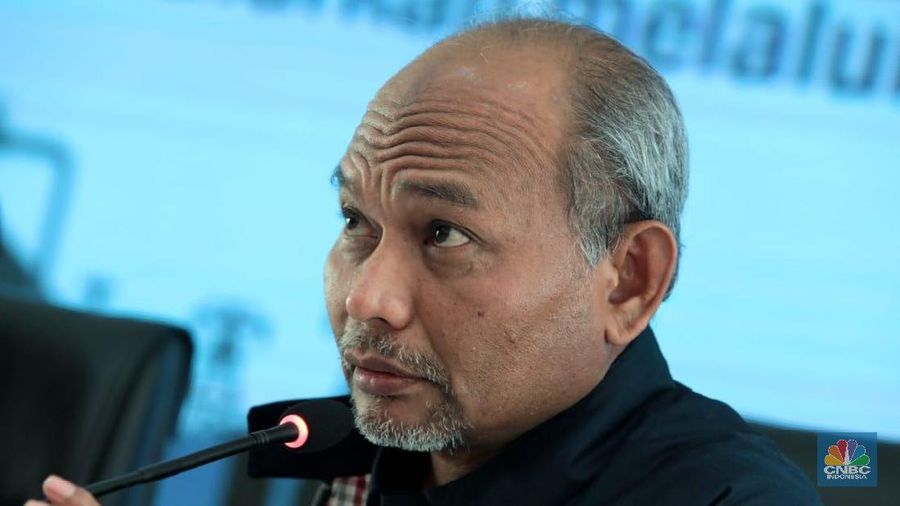 Direktur Jenderal Migas Djoko Siswanto memberi keterangan pers tentang Penurunan Harga dan Kebijakan Formula Harga BBM Umum di Ruang Sarulla Gedung Kementerian ESDM, Jakarta, Minggu (10/2).