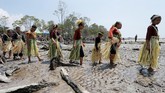 Pesta Puja Pantai biasanya berlangsung selama beberapa hari, penduduk setempat akan berkumpul untuk memeriahkan acara.
