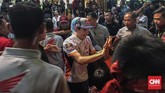 Juara dunia MotoGP Marc Marquez mendapat sambutan meriah ketika tiba di Saung Angklung Udjo, Bandung, Minggu (10/2). (CNN Indonesia/Rayhand Purnama)