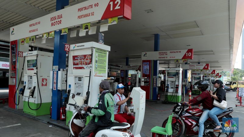 Pengendara motor mengatre untuk mengisi bahan bakar Pertalite di Stasiun Pengisian Bahan Bakar Umum (SPBU) kawasan Pondok Cabe, Tangerang Selatan, Banten, Kamis (17/9/2020). (CNBC Indonesia/Andrean Kristianto) Pengendara motor mengatre untuk mengisi bahan bakar Pertalite di Stasiun Pengisian Bahan Bakar Umum (SPBU) kawasan Pondok Cabe, Tangerang Selatan, Banten, Kamis (17/9/2020). (CNBC Indonesia/Andrean Kristianto)