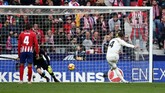 Kapten Real Madrid Sergio Ramos mencetak gol penalti ke gawang kiper Atletico Madrid Jan Oblak dan membawa tim tamu unggul 2-1. (REUTERS/Sergio Perez)