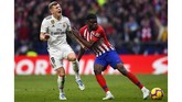 Atletico Madrid kemudian kehilangan gelandang Thomas yang mendapat kartu kuning kedua pada menit ke-80 karena menginjak kaki Toni Kroos. (Photo by GABRIEL BOUYS / AFP)
