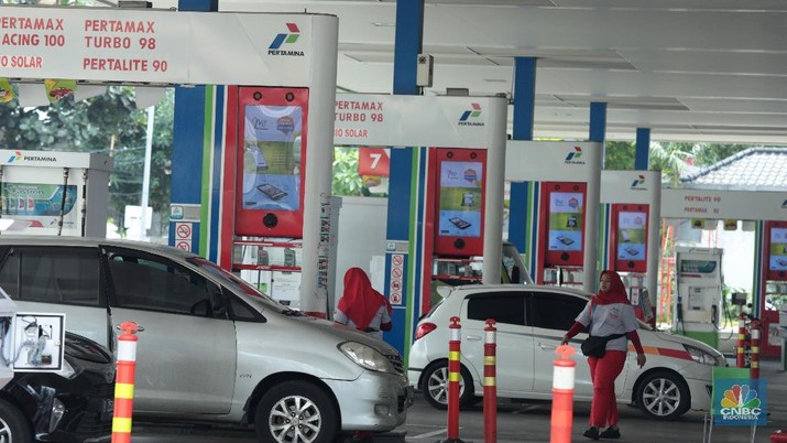 Pengendara mengisi BBM di Salah satu SPBU, Kuningan, Jakarta, Minggu (10/2). (CNBC Indonesia/Muhammad Sabki)