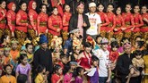 Marc Marquez (tengah) berfoto bersama pegiat budaya di Saung Angklung Udjo, Bandung. Marquez selanjutnya akan tampil pada tes pramusim MotoGP 2019 di Sirkuit Losail, akhir Februari 2019. (ANTARA FOTO/M Agung Rajasa)