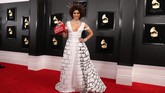 Bukan Joy Villa namanya kalau tak memakai gaun penuh drama. Kali ini dia kembali menunjukkan dukungannya pada Trump untuk segera membangun tembok perbatasan. REUTERS/Lucy Nicholson