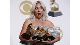 Lady Gaga tak menyangka ia memenangkan tiga piala Grammy pada Minggu (10/2) malam, dan dua di antaranya berkat lagu 'Shallow' yang menguasai kategori Best Song Written for Visual Media dan Best Pop Duo/Group Performance. (REUTERS/Mario Anzuoni)