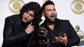 Memenangkan kategori Best Country Duo/Group Performance atas lagu 'Tequilla', duo Dan dan Shay berpose dengan piala Grammy di balik panggung. (REUTERS/Mario Anzuoni)