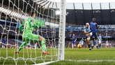 Aguero menghukum Chelsea dengan sebuah penyelesaian akhir jarak dekat usai Ross Barkley yang bermaksud menghalau bola justru membuat bola mendekati gawang. (Action Images via Reuters/Carl Recine)