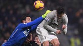 Cristiano Ronaldo menggandakan keunggulan Juventus pada menit ke-70 melalui sundulan menyambut umpan sepak pojok Miralem Pjanic. (REUTERS/Alberto Lingria)