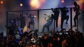 Panggung Grammy Awards 2019 sempat 'rusuh' gara-gara penampilan Travis Scott dalam kerangkeng dan dikelilingi puluhan orang. (REUTERS/Mike Blake)