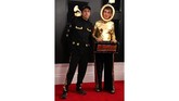 Andrea Echeverry mungkin ingin mengajak piala Grammy untuk jalan bergandengan bersamanya ke rumah. REUTERS/Lucy Nicholson