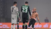 Seorang penyusup melakukan selebrasi khas Cristiano Ronaldo di depan CR7 di sela pertandingan Sassuolo vs Juventus. (REUTERS/Alberto Lingria)