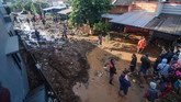 Banjir bandang terjadi akibat jebolnya tanggul penahan air sungai saat hujan deras pada Sabtu (9/2) malam. Korban yang tewas tak sempat menyelamatkan diri dari air yang datang tiba-tiba. (ANTARA FOTO/Raisan Al Farisi/ama)