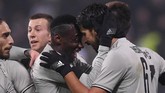 Sami Khedira merayakan gol bersama Blaise Matuidi. Keunggulan 1-0 untuk Juventus atas Sassuolo bertahan hingga akhir babak pertama. (REUTERS/Alberto Lingria)