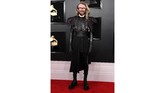 Shawn Everett terlihat ingin menjaga perdamaian di karpet merah Grammy Awards 2019 yang terbawa mesin waktu dari abad pertengahan. Jon Kopaloff/Getty Images/AFP