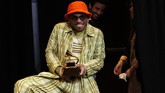 Musisi Anderson Paak tak dapat menyembunyikan kegembiraannya membawa pulang piala Grammy untuk kategori Best Rap Performance atas lagu 'Bubblin'. (REUTERS/Mario Anzuoni)