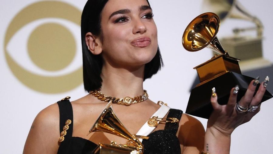 61st Grammy Awards - Ruang Foto - Los Angeles, California, AS, 10 Februari 2019 - Dua Lipa berpose di belakang panggung dengan penghargaannya untuk Rekaman Dansa Terbaik untuk 