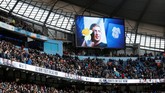 Duka atas kepergian Emiliano Sala turut terpampang dalam layar besar di Stadion Etihad jelang laga Manchester City vs Chelsea, Minggu (10/2). (Action Images via Reuters/Carl Recine)