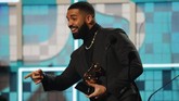 Sempat enggan datang ke Grammy Awards 2019, Drake justru memenangkan kategori Best Rap Song atas lagu 'God's Plan'. (REUTERS/Mike Blake)