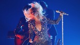 Lady Gaga harus tampil solo membawakan 'Shallow' karena Bradley Cooper menghadiri BAFTA 2019. Namun karena ditinggal Cooper, Gaga tampil 'gahar' seperti biasanya. (REUTERS/Mike Blake)